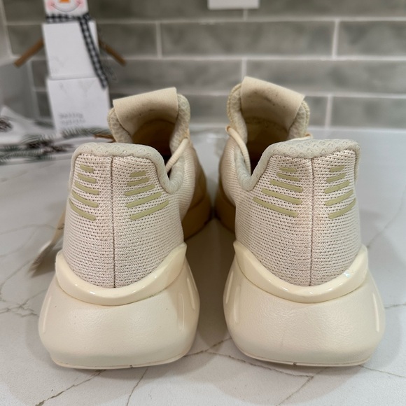 Adidas Swift Run 22 Devon. Women’s 8 M. Color Beige. - Picture 3 of 9